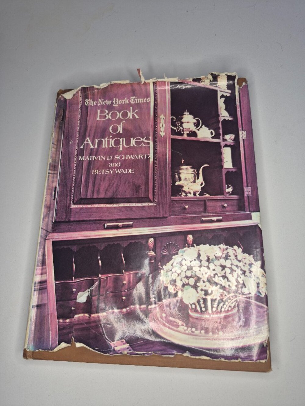 The New York Times Book of Antiques 1972 By Marvin D. Schwatz And Betsy Wade